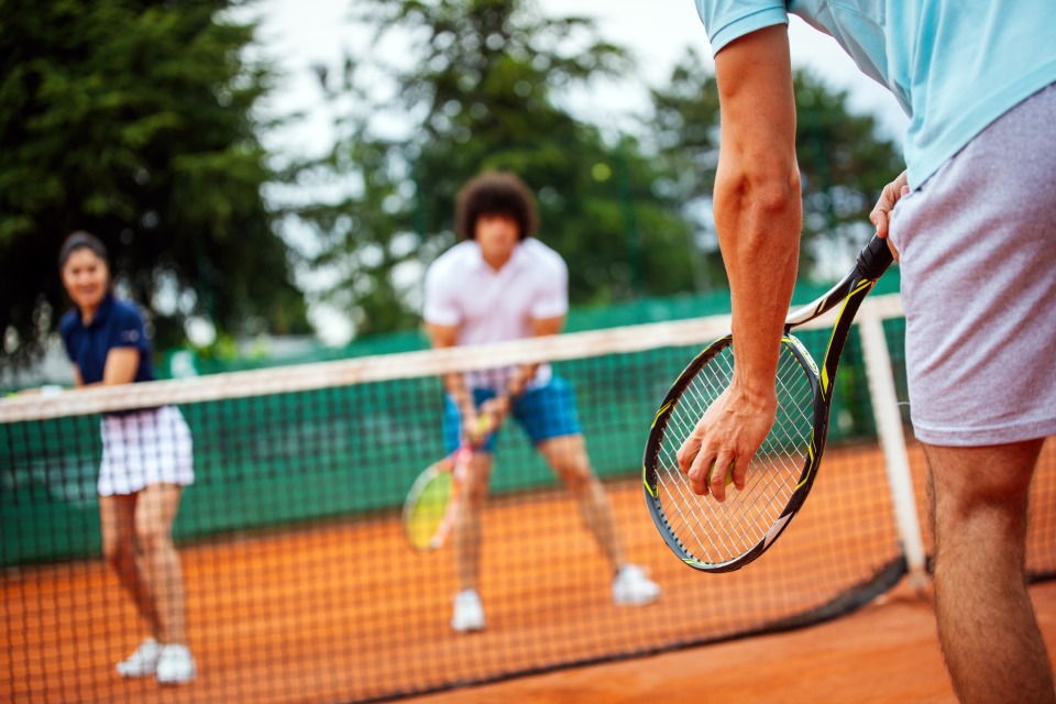 TC 1913 Düsseldorf e. V. - Mehrere Tennisspieler bei einem Spiel auf dem Court