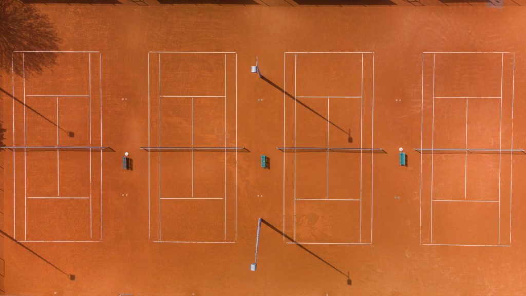 Tennisplätze auf rotem Boden